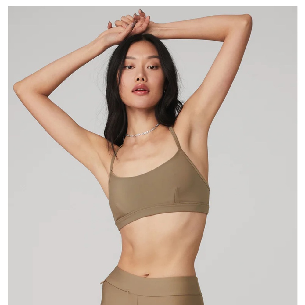 Alo Airlift Intrigue Bra in Gravel